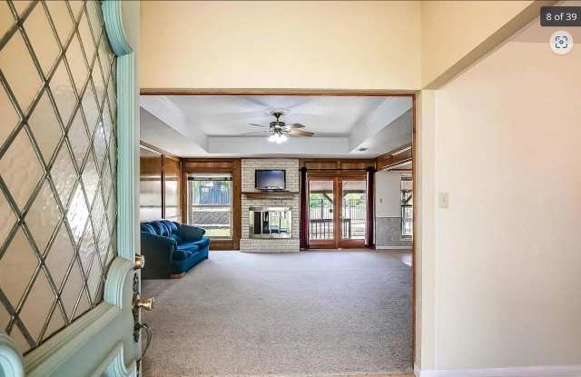 Room in 3 Bedroom Home at Magic Hill Dr Gallery 4