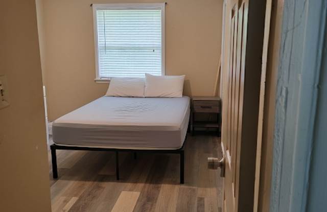 Room in 4 Bedroom Home at Longleaf Dr Gallery 4