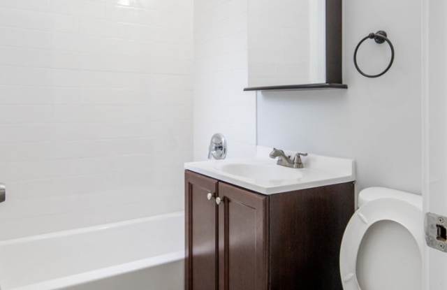 1112 W Glenlake Ave photos photos