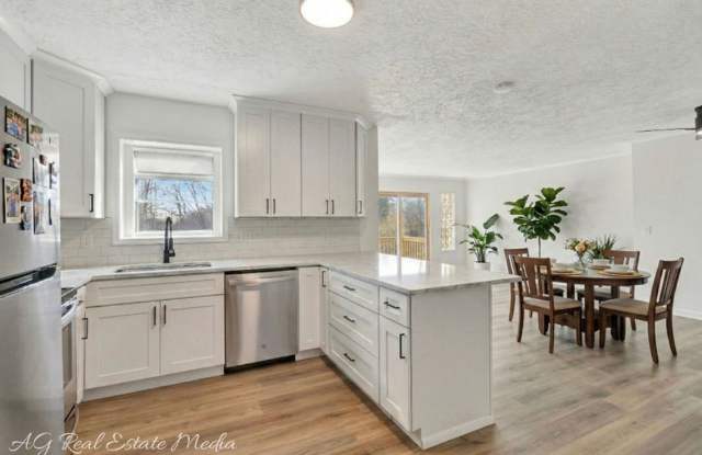 Beautifully Renovated 4-Bedroom, 2-Bathroom Home Gallery 4