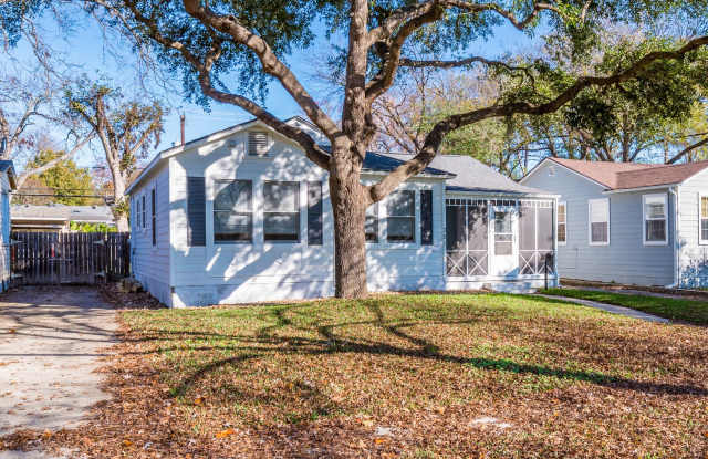 RENOVATED 2-BEDROOM IN ALAMO HEIGHTS photos photos