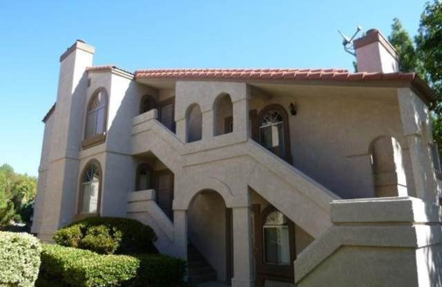 Beautiful 2-bed, 2-bath upper level Condo in West Hills Gallery 1