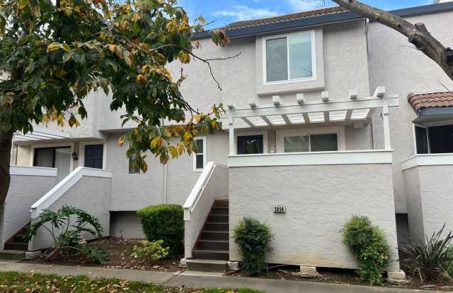 Spacious Townhome in Swallows Nest Country Club - 3034 Swallows Nest Drive, Sacramento, CA 95833