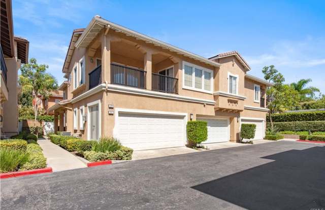 RECENTLY RENOVATED 3 BED, 3 BATH CONDO! $4,500 (OAK CREEK-IRVINE) photos photos