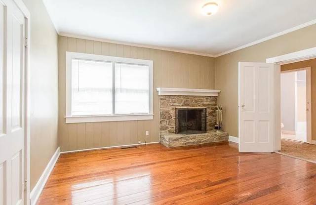 2 Blocks from Campus - 3BR Move in ready now for August 2027! Gallery 3