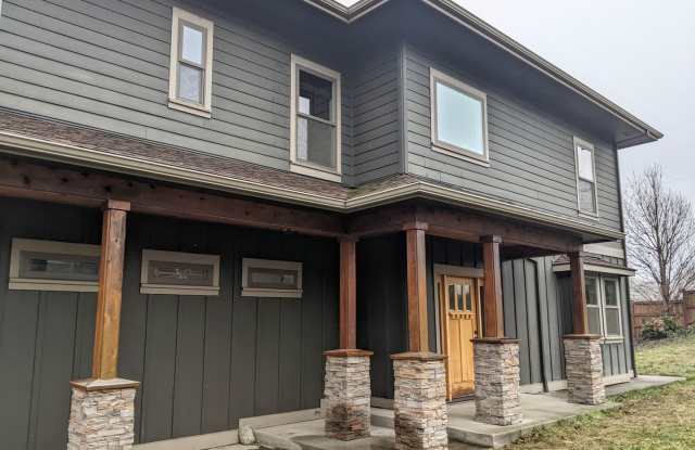 Home for Rent - Westside Hood River Gallery 1