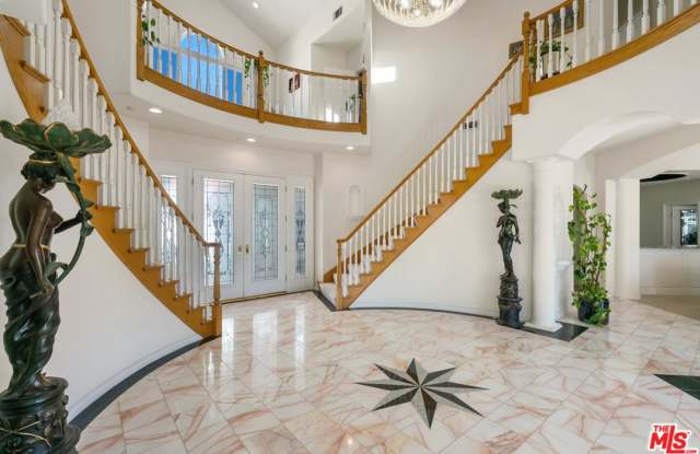 5679 WHITE CLOUD Circle Gallery 3