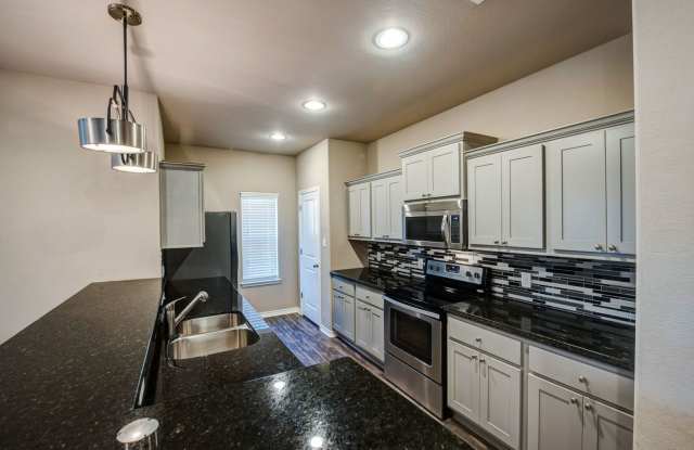 3 Bed at Pershing Pointe! Gallery 4