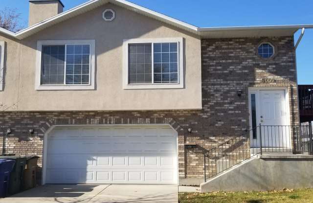 Spacious Split-Level Townhome, 2BR/2BA, 2-Car Garage Gallery 1