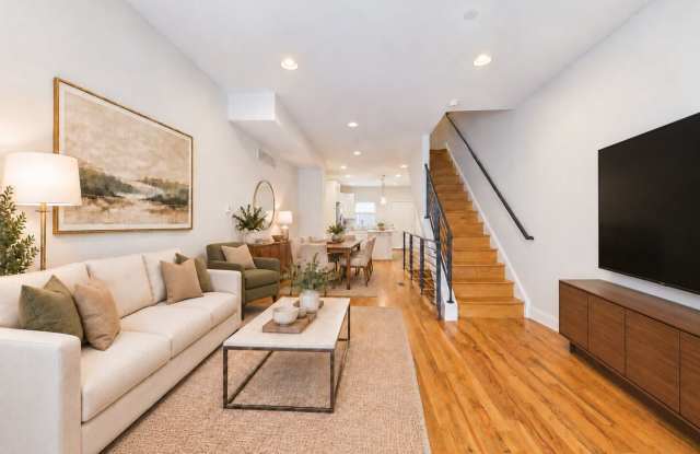 BEAUTIFUL BRIGHT 3 BED 2.5 BATH HOME WITH PARKING AVAILABLE NOW Gallery 3