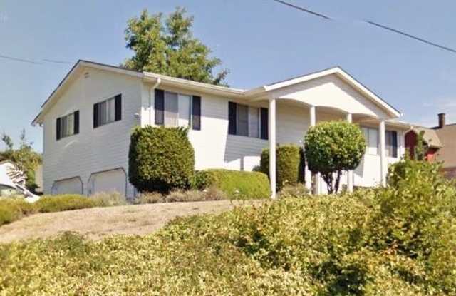 Spacious Split Level 4 Bedroom Home w/ Great View  Double Garage! photos photos