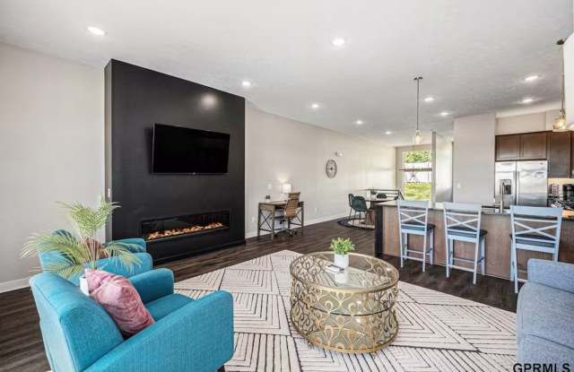 Fully Furnished 2 Master Suites | Luxe Townhome Near UNMC - 636 North 46th Street, Omaha, NE 68132