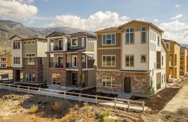 Beautiful home within walking of Station Park with HOA swimming pool. - 12 South Rio Grand Avenue, Farmington, UT 84025