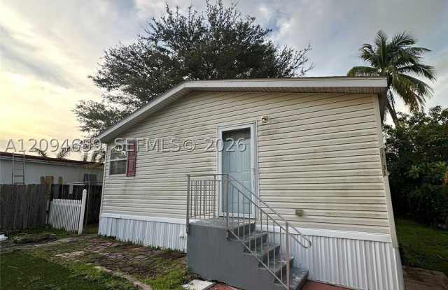 21631 NW 8th Ct Gallery 1