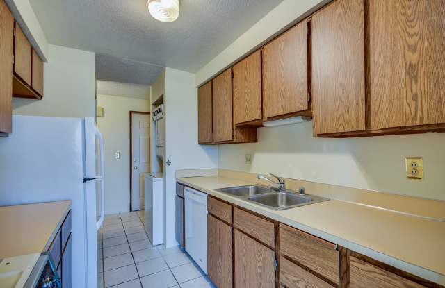 2 Bed 1 Bath Condo in town - 91 Southeast 11th Avenue, Oak Harbor, WA 98277