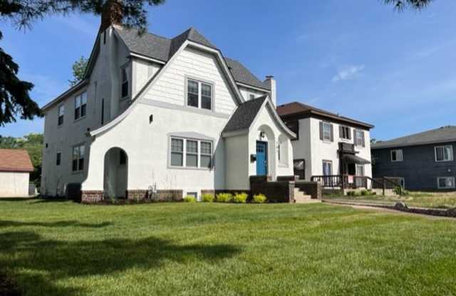 Modern 10-Bedroom House Close to U of M Campus Gallery 1