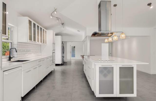 801 NE 118th St photos photos