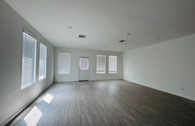 Gorgeous 4 bedroom home near Lexington Middle School Gallery 4