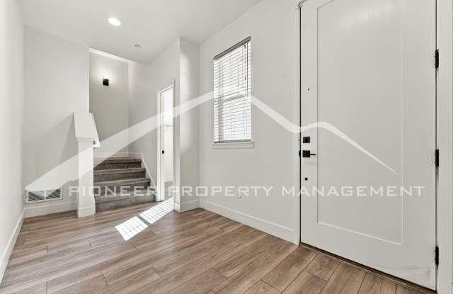 Spacious Townhouse with Central AC and Washer/Dryer Gallery 3