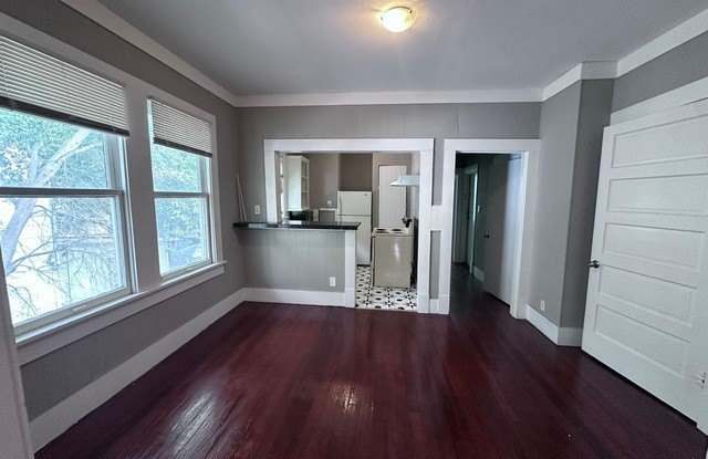 415 E Locust photos photos