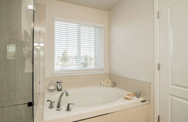 Spacious and Sunny 4B/3B in Erie Now Available! Half Off November Rent!! Gallery 4