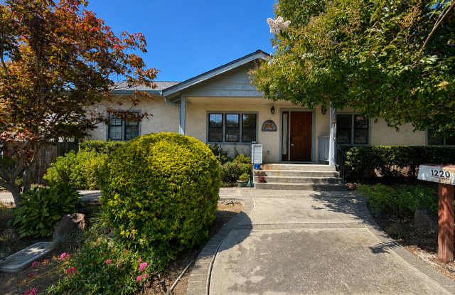 Charming 3-bedroom 2-bathroom Home For Rent! Gallery 1
