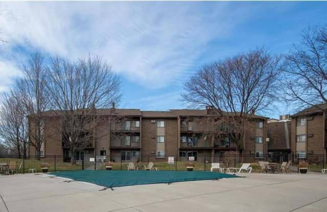 Spacious 2 bedroom, 1 Bath Condo in the Coveted Carriage Hills Association Gallery 1