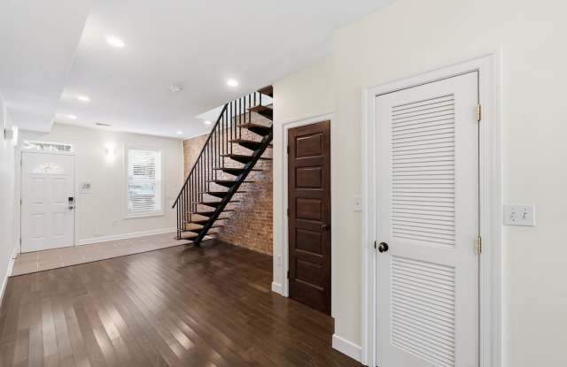 Capitol Hill Charm. Modern Style. Unbeatable Location! Gallery 4