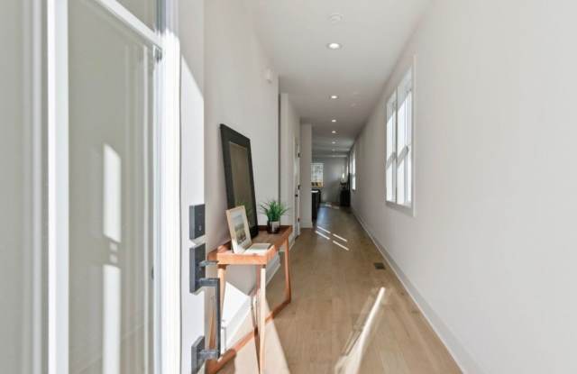 West Nashville Charmer: Walk to What you Need! Gallery 3