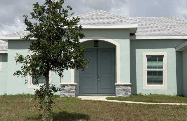 Gorgeous 3-4 bedroom Home off Becker photos photos