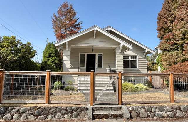 Charming Phinney Ridge Retreat - Spacious 3 Bedroom Home w/Fenced Yard & Garage! AVAILABLE NOW! Gallery 1