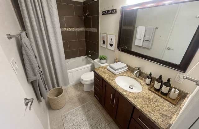 Gorgeous & Spacious Two Bedroom, One Bathroom Apartment in Oakland W/ Parking Gallery 4