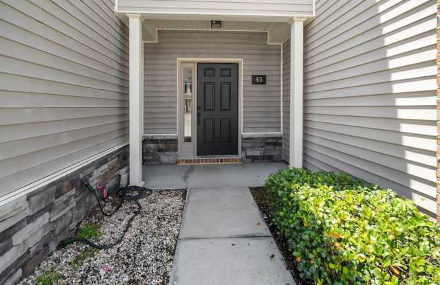 Thoughtfully Designed 3BR Home in The Commons with Open Floor Plan Gallery 4