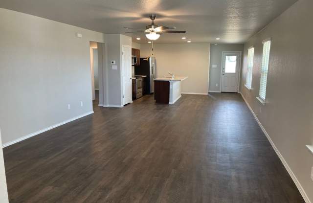 Charming 3 Bedroom, 2.5 Bathroom Home in Scotts Hollow Gallery 4