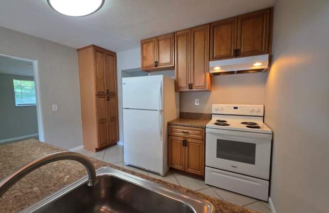 Three Bedroom Home Centrally Located Gallery 4