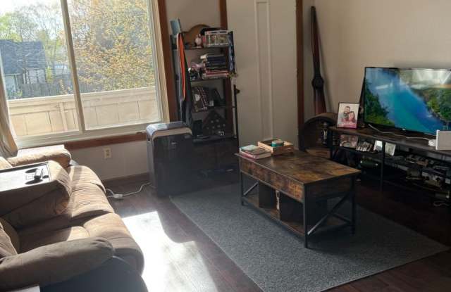 Two Bedroom One Bath Upper Unit in Duplex photos photos