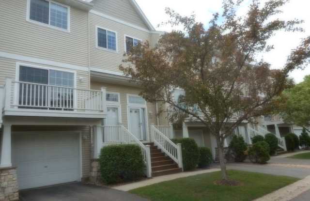 564 Willoughby Way W Gallery 2