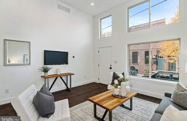 LUXURY TOWNHOME w ROOFDECK, PRIVATE GATED DRIVEWAY, GARAGE, 2ND PARKING SPOT and TONS OF LIGHT! 1 MONTH FREE photos photos