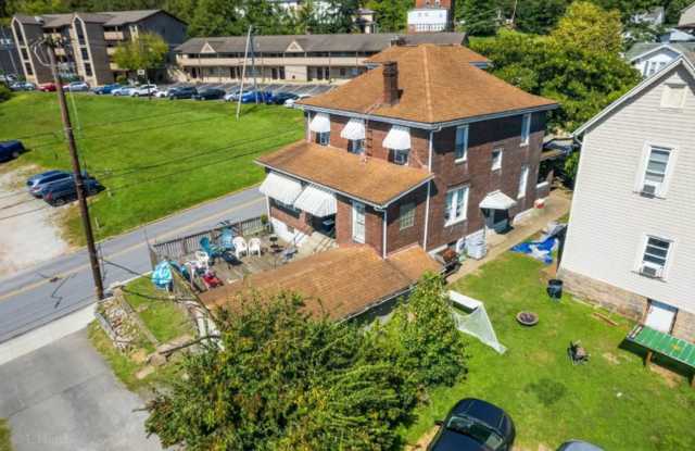729 Mclance - Large 6 Bedroom Home Gallery 1