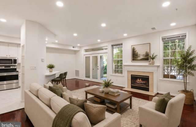 1324 GARDEN WALL Circle Gallery 3