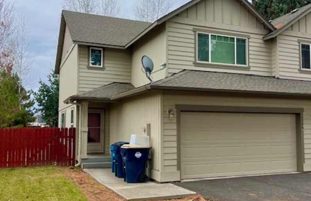 Charming 3-Bdr/2.5 bath located just blocks from Sisters Elementary School! photos photos