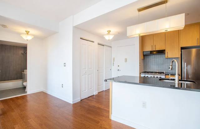 551 Borden Ave Apt 13E Gallery 4