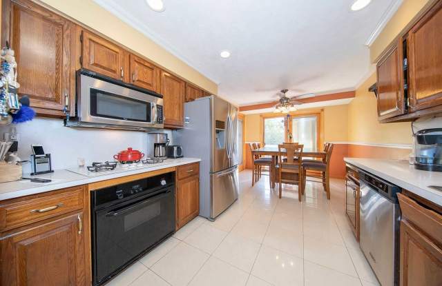8 Townsend Ln - 8 Towsend Lane, Hicksville, NY 11801