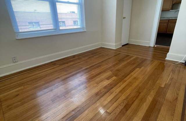 246 Mineola Boulevard Gallery 4