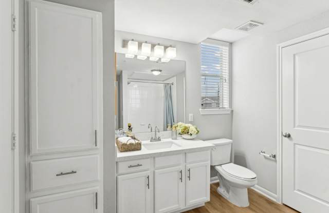 The Henry at Woodland Hills Gallery 4