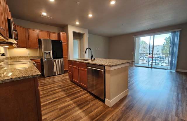Beautiful, Modern and Bright 2 Bedroom 2 Bath Condo in the Aurora Area Gallery 1