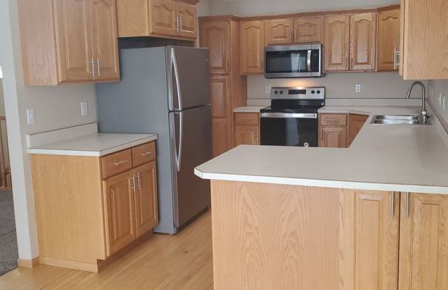 3 Bed - 2 Bath Twin Home - Fenced Yard - Double Garage Gallery 3