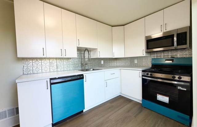 Updated 2BR 1.5 bath house Now Showing! Gallery 1