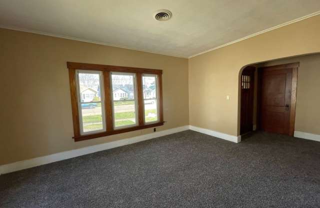 2 Bed/ 1 Bath with Garage Gallery 3