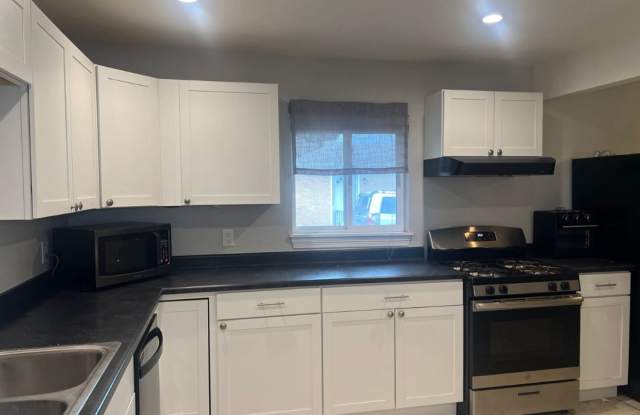 3 bedroom in Golden with Garage!!!  **Move-In Special** Gallery 2